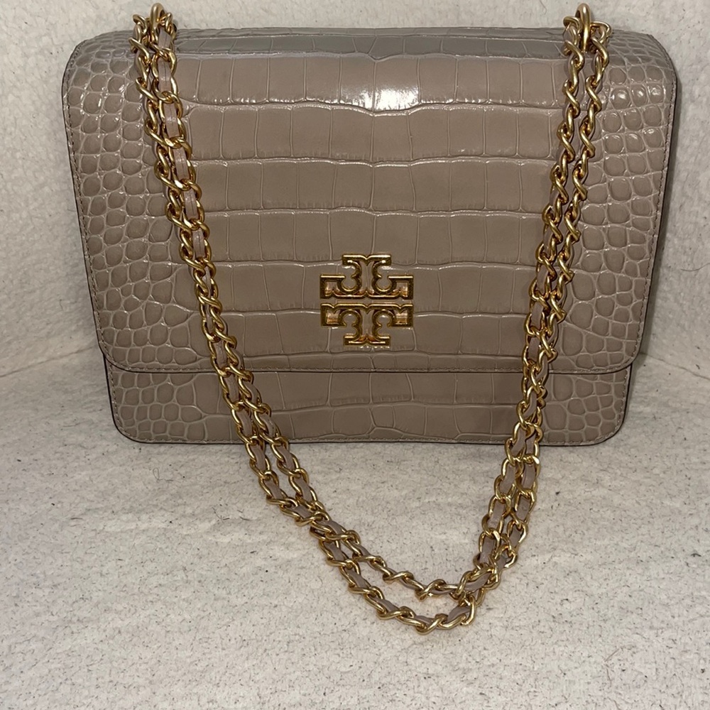 This is the perfect bag for a prissy proper female